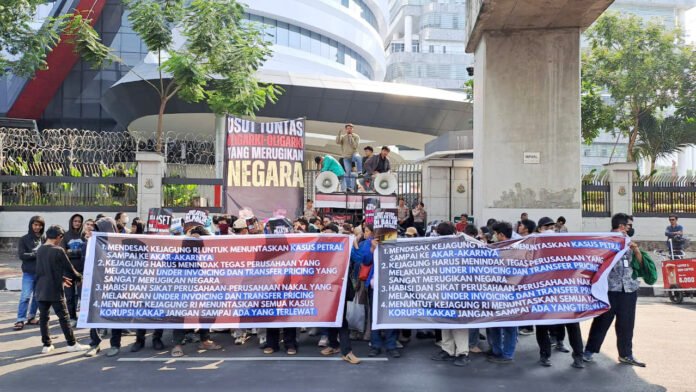 Jaringan Mahasiswa Peduli Rakyat (JAMPER) menyampaikan sikap terkait penanganan kasus dugaan korupsi Petral di Jakarta. Foto: Istimewa