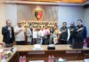 PHK 134 Karyawan PT Amos Berakhir Damai, Kompensasi Rp12,7 Miliar Tuntas Dibayarkan Wamenaker Afriansyah Noor dan Kepala Desk Ketenagakerjaan Polri memberikan keterangan terkait penyelesaian sengketa PHK PT Amos Indah Indonesia di Jakarta. (Dok. Kemnaker)