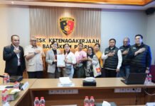 PHK 134 Karyawan PT Amos Berakhir Damai, Kompensasi Rp12,7 Miliar Tuntas Dibayarkan Wamenaker Afriansyah Noor dan Kepala Desk Ketenagakerjaan Polri memberikan keterangan terkait penyelesaian sengketa PHK PT Amos Indah Indonesia di Jakarta. (Dok. Kemnaker)