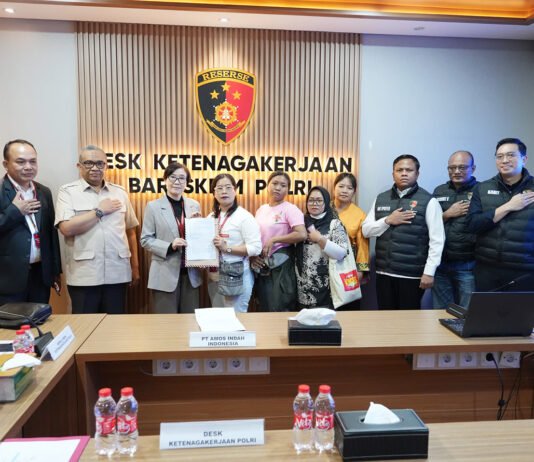 PHK 134 Karyawan PT Amos Berakhir Damai, Kompensasi Rp12,7 Miliar Tuntas Dibayarkan Wamenaker Afriansyah Noor dan Kepala Desk Ketenagakerjaan Polri memberikan keterangan terkait penyelesaian sengketa PHK PT Amos Indah Indonesia di Jakarta. (Dok. Kemnaker)