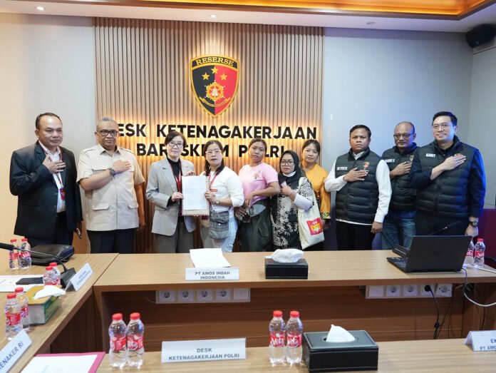 Wamenaker Afriansyah Noor dan Kepala Desk Ketenagakerjaan Polri memberikan keterangan terkait penyelesaian sengketa PHK PT Amos Indah Indonesia di Jakarta. (Dok. Kemnaker)