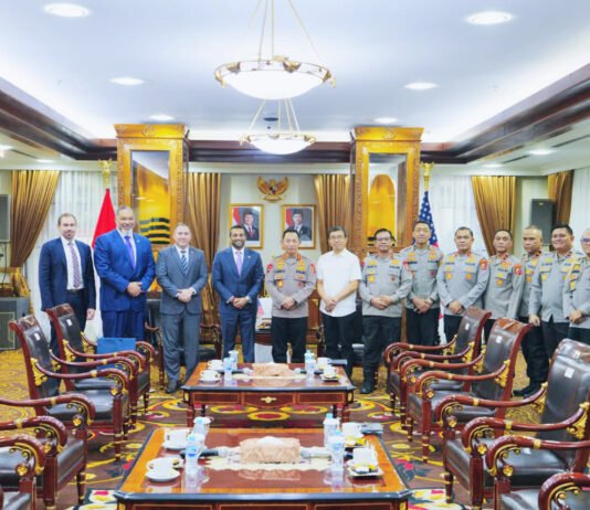 Kapolri dan Direktur FBI Bahas Fentanyl hingga Scam Online, Kejahatan Lintas Negara Jadi Perhatian Kapolri Jenderal Pol. Listyo Sigit Prabowo menerima kunjungan Direktur FBI Kash Patel di Mabes Polri, Jakarta. (Dok. Polri)