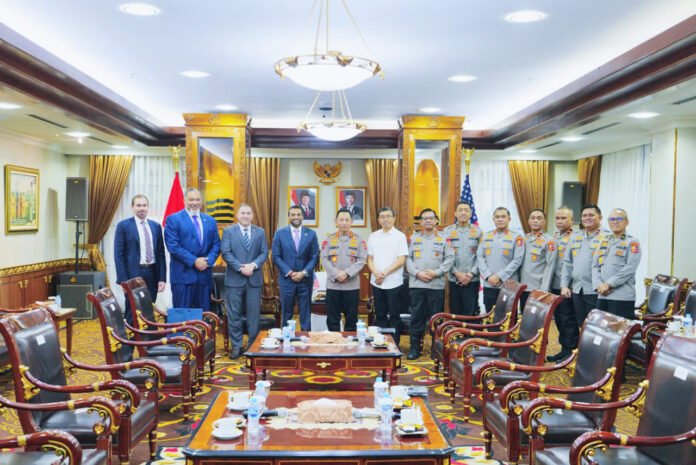 Kapolri Jenderal Pol. Listyo Sigit Prabowo menerima kunjungan Direktur FBI Kash Patel di Mabes Polri, Jakarta. (Dok. Polri)