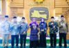 BAZNAS dan Pemprov Jatim Satu Arah, Zakat Didorong Jadi Instrumen Pengentasan Kemiskinan Pimpinan BAZNAS RI melakukan audiensi dengan Gubernur Jawa Timur Khofifah Indar Parawansa di Gedung Negara Grahadi, Surabaya. (Dok. BAZNAS RI)