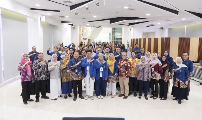 Sebanyak 125 peserta dan 25 ketua tim TEP ITS yang tergabung dalam Tim Ekspedisi Patriot 2025 siap diberangkatkan ke 8 kawasan transmigrasi di Indonesia. foto: Humas ITS