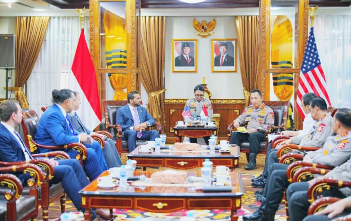 Kapolri Jenderal Pol. Listyo Sigit Prabowo menerima kunjungan Direktur FBI Kash Patel di Mabes Polri, Jakarta Selatan. (Dok. Polri)