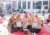 Hari Anak Nasional 2026, KPAID Bogor Apresiasi Tokoh dan Mitra yang Konsisten Kawal Hak Anak Penyerahan penghargaan kepada tokoh dan mitra pemerhati anak dalam peringatan Hari Anak Nasional 2026 di Kota Bogor. (Dok/KPAID Kota Bogor)