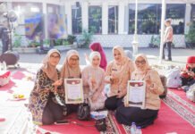 Hari Anak Nasional 2026, KPAID Bogor Apresiasi Tokoh dan Mitra yang Konsisten Kawal Hak Anak Penyerahan penghargaan kepada tokoh dan mitra pemerhati anak dalam peringatan Hari Anak Nasional 2026 di Kota Bogor. (Dok/KPAID Kota Bogor)