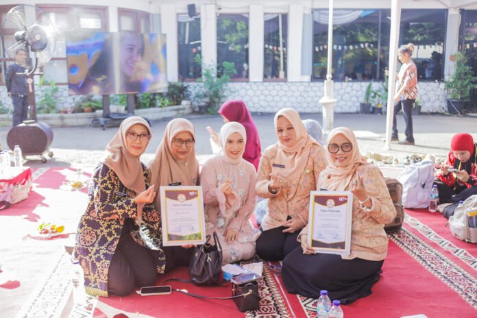 Penyerahan penghargaan kepada tokoh dan mitra pemerhati anak dalam peringatan Hari Anak Nasional 2026 di Kota Bogor. (Dok/KPAID Kota Bogor)
