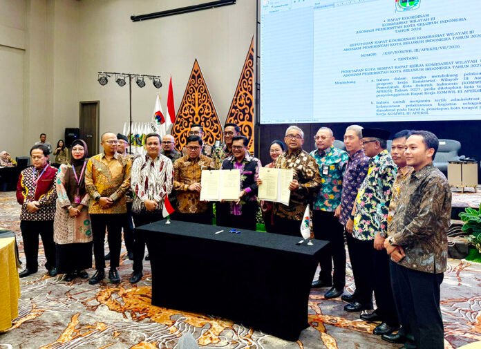 Wali Kota Bogor Dedie A. Rachim mengikuti Rakorkomwil III Apeksi di Kota Salatiga yang membahas isu strategis pembangunan perkotaan. (Dok. Pemkot Bogor)