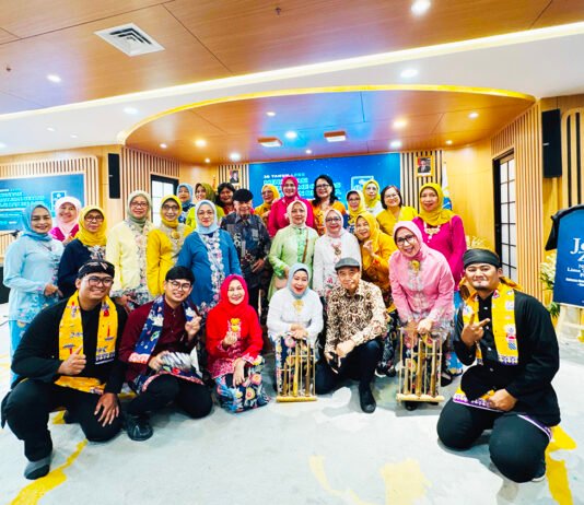 Angklung Srikandi Bogor Baru Ramaikan HUT Ke-38 LPDS, Hadirkan Nuansa Budaya di Tengah Diskusi Jurnalisme Perempuan Angklung Srikandi Berfoto Bersama Usai Memeriahkan Peringatan HUT Ke-38 LPDS di Taman Ismail Marzuki, Jakarta