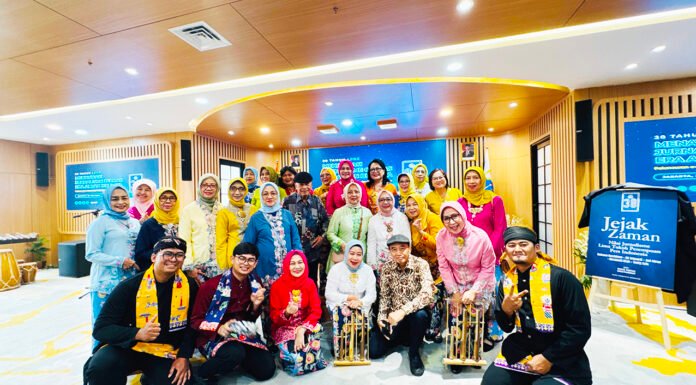 Angklung Srikandi Bogor Baru Ramaikan HUT Ke-38 LPDS, Hadirkan Nuansa Budaya di Tengah Diskusi Jurnalisme Perempuan Angklung Srikandi Berfoto Bersama Usai Memeriahkan Peringatan HUT Ke-38 LPDS di Taman Ismail Marzuki, Jakarta