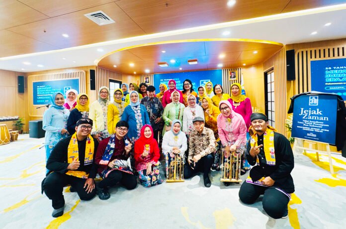 Angklung Srikandi Berfoto Bersama Usai Memeriahkan Peringatan HUT Ke-38 LPDS di Taman Ismail Marzuki, Jakarta Angklung Srikandi Berfoto Bersama Usai Memeriahkan Peringatan HUT Ke-38 LPDS di Taman Ismail Marzuki, Jakarta