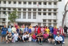 Musik Kota Tua Bersatu dan Angklung Srikandi Satukan Pengunjung Lewat Nada Kebersamaan Angklung Srikandi dan Komunitas Musik Kota Tua Bersatu Berfoto Bersama Usai Tampil Menghibur Pengunjung di Kawasan Kota Tua Jakarta (Dok. Istimewa)