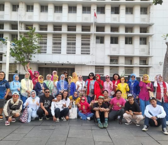 Musik Kota Tua Bersatu dan Angklung Srikandi Satukan Pengunjung Lewat Nada Kebersamaan Angklung Srikandi dan Komunitas Musik Kota Tua Bersatu Berfoto Bersama Usai Tampil Menghibur Pengunjung di Kawasan Kota Tua Jakarta (Dok. Istimewa)