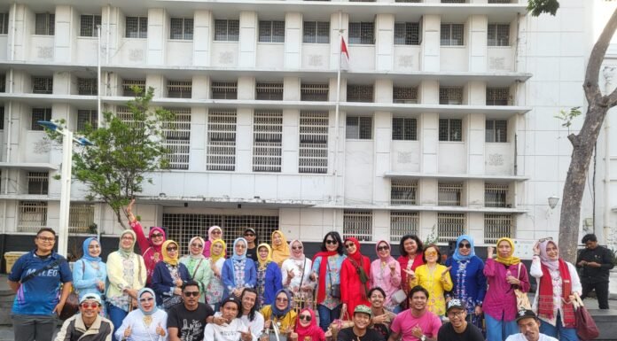 Musik Kota Tua Bersatu dan Angklung Srikandi Satukan Pengunjung Lewat Nada Kebersamaan Angklung Srikandi dan Komunitas Musik Kota Tua Bersatu Berfoto Bersama Usai Tampil Menghibur Pengunjung di Kawasan Kota Tua Jakarta (Dok. Istimewa)