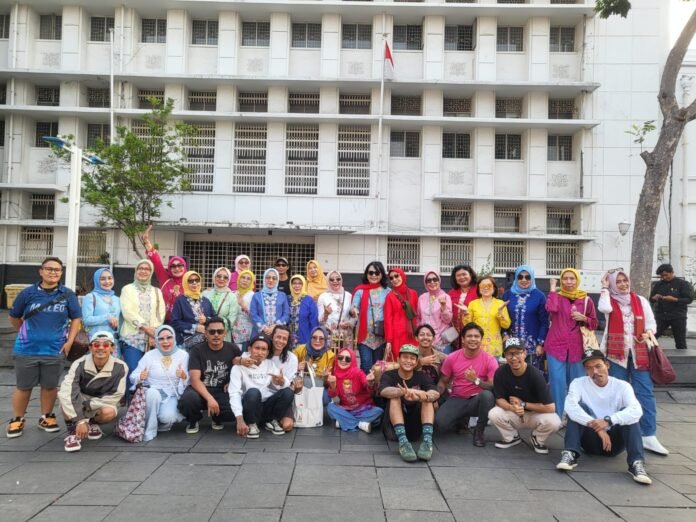 Angklung Srikandi dan Komunitas Musik Kota Tua Bersatu Berfoto Bersama Usai Tampil Menghibur Pengunjung di Kawasan Kota Tua Jakarta (Dok. Istimewa) Angklung Srikandi dan Komunitas Musik Kota Tua Bersatu Berfoto Bersama Usai Tampil Menghibur Pengunjung di Kawasan Kota Tua Jakarta (Dok. Istimewa)