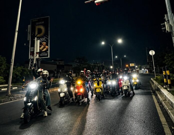 Rombongan BK Scooter Indonesia bersama Scootnelis bersiap melakukan touring dari Depok menuju Yogyakarta untuk menghadiri Jogja Scooter Parade 2026 dengan mengusung semangat safety riding, solidaritas, dan persaudaraan komunitas. Foto: Harnas.id