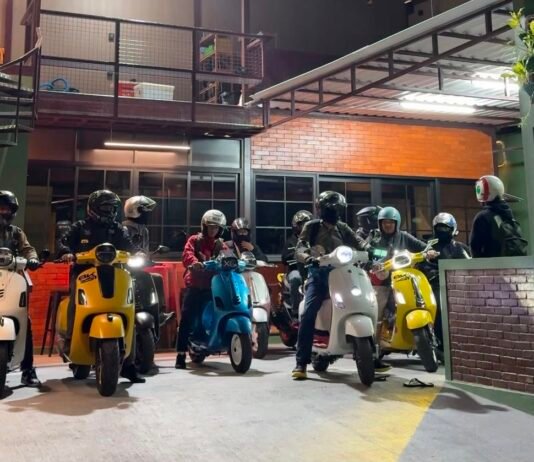 Menikmati 24 Jam di Atas Aspal, Touring Komunitas Vespa Menuju Jogja Scooter Parade 2026 Bukan Soal Cepat Sampai Rombongan BK Scooter Indonesia (BKSI) bersama Scootnelis berfoto sebelum memulai touring dari Depok menuju Yogyakarta untuk menghadiri Jogja Scooter Parade 2026. Foto: Harnas.id