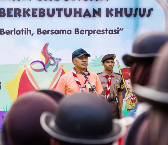 Denny Mulyadi: Tak Ada Anak yang Tertinggal di Pramuka, Semua Punya Ruang untuk Berkembang Sekda Kota Bogor Denny Mulyadi membuka kegiatan Latihan Gabungan dan Gebyar Pramuka Berkebutuhan Khusus di SDN Papandayan, Bogor. Foto: Pemkot Bogor