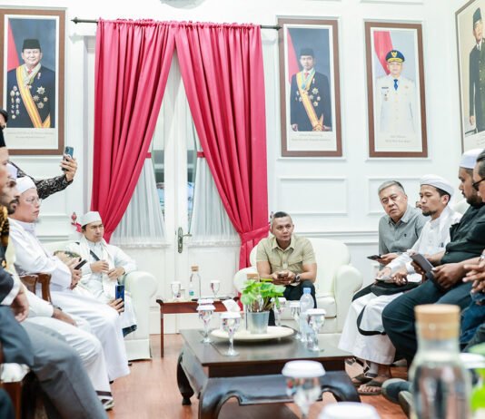 Perwali LGBT Masih Digodok, Pemkot Bogor Minta Masukan Alim Ulama Sebelum Ditetapkan Wakil Wali Kota Bogor Jenal Mutaqin menerima aspirasi massa aksi terkait pembahasan Perwali pencegahan perilaku seksual di Balai Kota Bogor. foto: Pemkot Bogor