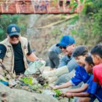 Wakil Wali Kota Bogor Jenal Mutaqin bersama warga RW 05 Kelurahan Sempur saat kegiatan bebersih Sungai Ciliwung. (Dok. Pemkot Bogor)