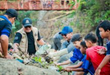 Warga Sempur Turun ke Ciliwung, Pemkot Bogor Sebut Semangat Gotong Royong Masih Menyala Wakil Wali Kota Bogor Jenal Mutaqin bersama warga RW 05 Kelurahan Sempur saat kegiatan bebersih Sungai Ciliwung. (Dok. Pemkot Bogor)