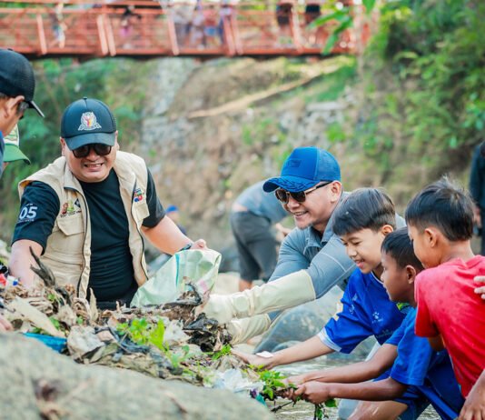 Warga Sempur Turun ke Ciliwung, Pemkot Bogor Sebut Semangat Gotong Royong Masih Menyala Wakil Wali Kota Bogor Jenal Mutaqin bersama warga RW 05 Kelurahan Sempur saat kegiatan bebersih Sungai Ciliwung. (Dok. Pemkot Bogor)