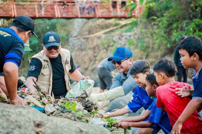 Wakil Wali Kota Bogor Jenal Mutaqin bersama warga RW 05 Kelurahan Sempur saat kegiatan bebersih Sungai Ciliwung. (Dok. Pemkot Bogor)