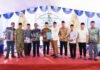 Dedie Rachim Sambut Positif Wakaf 2.000 Meter Persegi di Sukadamai, Soroti Manfaat Jangka Panjang untuk Warga Wali Kota Bogor Dedie A. Rachim menyerahkan sertifikat wakaf kepada keluarga wakif dalam kegiatan silaturahmi di Kelurahan Sukadamai, Kecamatan Tanah Sareal, Kota Bogor. (Dok. Pemkot Bogor)