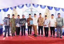 Dedie Rachim Sambut Positif Wakaf 2.000 Meter Persegi di Sukadamai, Soroti Manfaat Jangka Panjang untuk Warga Wali Kota Bogor Dedie A. Rachim menyerahkan sertifikat wakaf kepada keluarga wakif dalam kegiatan silaturahmi di Kelurahan Sukadamai, Kecamatan Tanah Sareal, Kota Bogor. (Dok. Pemkot Bogor)