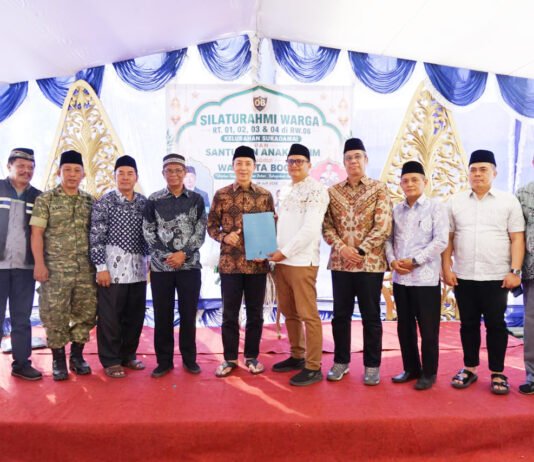 Dedie Rachim Sambut Positif Wakaf 2.000 Meter Persegi di Sukadamai, Soroti Manfaat Jangka Panjang untuk Warga Wali Kota Bogor Dedie A. Rachim menyerahkan sertifikat wakaf kepada keluarga wakif dalam kegiatan silaturahmi di Kelurahan Sukadamai, Kecamatan Tanah Sareal, Kota Bogor. (Dok. Pemkot Bogor)