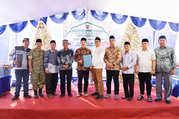 Wali Kota Bogor Dedie A. Rachim menyerahkan sertifikat wakaf kepada keluarga wakif dalam kegiatan silaturahmi di Kelurahan Sukadamai, Kecamatan Tanah Sareal, Kota Bogor. (Dok. Pemkot Bogor)