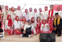 Angklung Srikandi Bogor Baru Ambil Bagian dalam Perayaan Hari Anak Nasional 2026 di Mall Ciputra Cibubur Anggota Angklung Srikandi Bogor Baru berfoto bersama usai mengikuti rangkaian kegiatan Semarak Anak Nasional 2026 di Mall Ciputra Cibubur, Minggu (26/7/2026).
