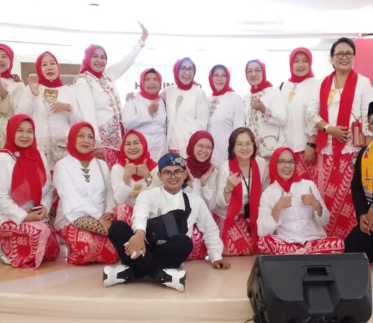 Angklung Srikandi Bogor Baru Ambil Bagian dalam Perayaan Hari Anak Nasional 2026 di Mall Ciputra Cibubur Anggota Angklung Srikandi Bogor Baru berfoto bersama usai mengikuti rangkaian kegiatan Semarak Anak Nasional 2026 di Mall Ciputra Cibubur, Minggu (26/7/2026).