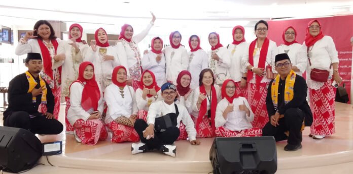 Anggota Angklung Srikandi Bogor Baru berfoto bersama usai mengikuti rangkaian kegiatan Semarak Anak Nasional 2026 di Mall Ciputra Cibubur, Minggu (26/7/2026). Anggota Angklung Srikandi Bogor Baru berfoto bersama usai mengikuti rangkaian kegiatan Semarak Anak Nasional 2026 di Mall Ciputra Cibubur, Minggu (26/7/2026).