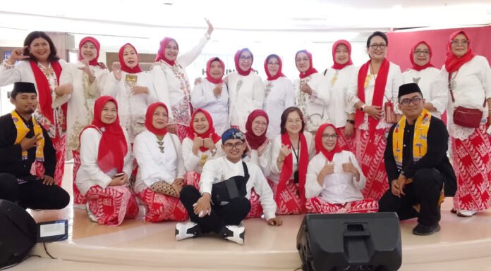 Angklung Srikandi Bogor Baru Ambil Bagian dalam Perayaan Hari Anak Nasional 2026 di Mall Ciputra Cibubur Anggota Angklung Srikandi Bogor Baru berfoto bersama usai mengikuti rangkaian kegiatan Semarak Anak Nasional 2026 di Mall Ciputra Cibubur, Minggu (26/7/2026).