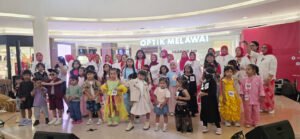 Angklung Srikandi Bogor Baru berfoto bersama peserta kegiatan Semarak Anak Nasional 2026 yang digelar di Mall Ciputra Cibubur.