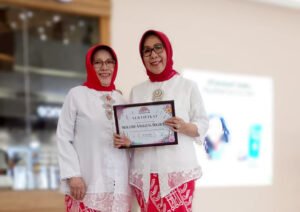 Ibu Iim Halimah dan Ibu Tita Hikmahwati mewakili Angklung Srikandi Bogor Baru usai menerima penghargaan pada Semarak Anak Nasional 2026 di Mall Ciputra Cibubur.