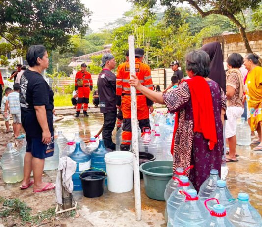 Kemarau Mulai Terasa, Pemkot Bogor Siapkan Langkah dari Distribusi Air Bersih hingga Antisipasi Heat Stroke Petugas BPBD Kota Bogor Menyalurkan Bantuan Air Bersih kepada Warga Terdampak Kekeringan di Musim Kemarau (Dok. BPBD Kota Bogor)