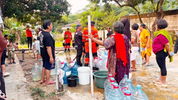 Petugas BPBD Kota Bogor Menyalurkan Bantuan Air Bersih kepada Warga Terdampak Kekeringan di Musim Kemarau (Dok. BPBD Kota Bogor)