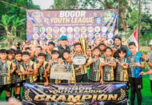 Bogor Youth League Tuntas Digelar, 32 SSB Adu Bakat dan Sportivitas di Lapangan Wali Kota Bogor Menyerahkan Piala kepada Pemenang Bogor Youth League 2026 di Taman Manunggal (Dok. Pemkot Bogor)