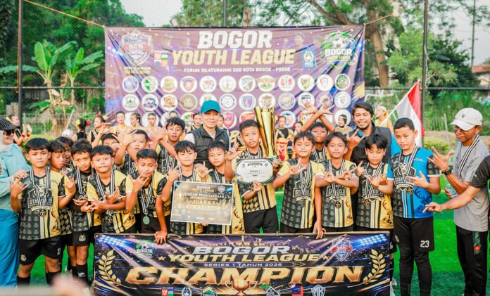 Wali Kota Bogor Menyerahkan Piala kepada Pemenang Bogor Youth League 2026 di Taman Manunggal (Dok. Pemkot Bogor)