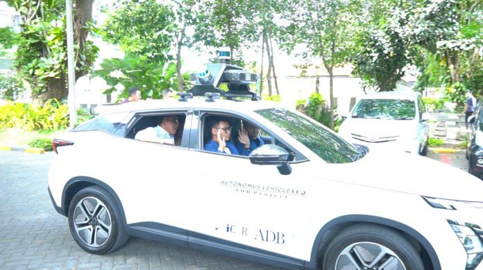 Mobil otonom yang dikembangkan oleh STP ICT dan Robotika ITS saat diuji coba oleh Menteri Lingkungan Hidup RI Mohammad Jumhur Hidayat