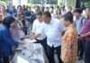 Menteri LH Kepincut Teknologi Lingkungan ITS, dari Pengolah Sampah hingga Air Bersih Keliling Menteri Lingkungan Hidup RI Mohammad Jumhur Hidayat didampingi Rektor ITS Prof Dr (HC) Ir Bambang Pramuijati ST MScEng PhD meninjau stan yang menampilkan inovasi pengembangan maggot superworm oleh sivitas akademika ITS