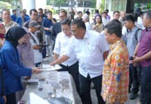 Menteri LH Kepincut Teknologi Lingkungan ITS, dari Pengolah Sampah hingga Air Bersih Keliling Menteri Lingkungan Hidup RI Mohammad Jumhur Hidayat didampingi Rektor ITS Prof Dr (HC) Ir Bambang Pramuijati ST MScEng PhD meninjau stan yang menampilkan inovasi pengembangan maggot superworm oleh sivitas akademika ITS