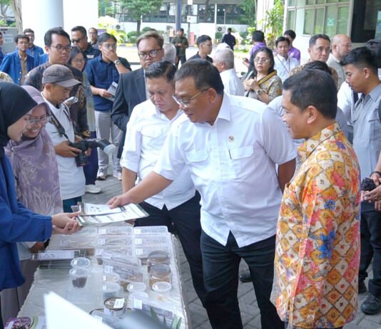 Menteri LH Kepincut Teknologi Lingkungan ITS, dari Pengolah Sampah hingga Air Bersih Keliling Menteri Lingkungan Hidup RI Mohammad Jumhur Hidayat didampingi Rektor ITS Prof Dr (HC) Ir Bambang Pramuijati ST MScEng PhD meninjau stan yang menampilkan inovasi pengembangan maggot superworm oleh sivitas akademika ITS