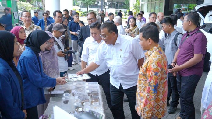 Menteri Lingkungan Hidup RI Mohammad Jumhur Hidayat didampingi Rektor ITS Prof Dr (HC) Ir Bambang Pramuijati ST MScEng PhD meninjau stan yang menampilkan inovasi pengembangan maggot superworm oleh sivitas akademika ITS