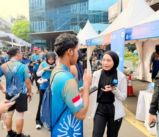 BRI Warung Buncit Jemput Bola di UMKM 5K Run, Dari Edukasi Keuangan hingga Akuisisi Nasabah Baru Tim BRI KC Warung Buncit Memberikan Edukasi dan Layanan Keuangan kepada Peserta UMKM 5K Run di Smesco Indonesia (Dok. BRI)