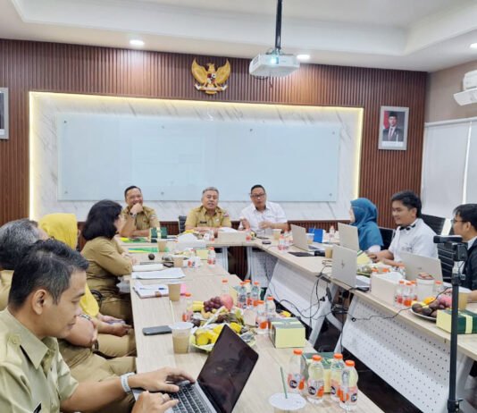 Cakupan Jamsostek Kota Bogor Masih Dikejar, Pemkot Pastikan Perlindungan Pekerja Tetap Jadi Prioritas Sekda Kota Bogor Denny Mulyadi Mengikuti Rakor dan Monitoring Evaluasi Program BPJS Ketenagakerjaan Bersama Kemendagri Secara Daring (Dok. Pemkot Bogor)